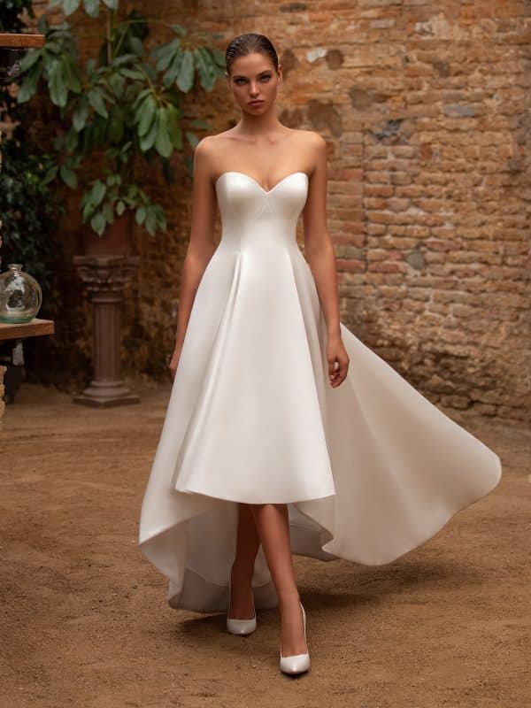 Robe de mariée ANNA White One Collection 2021:Robe de mariée en satin, jupe évasée, ourlet tombant. La Mariée Parsienne Paris.