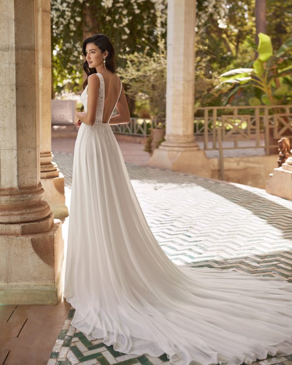 V-back wedding dress «Ariadna» with open back